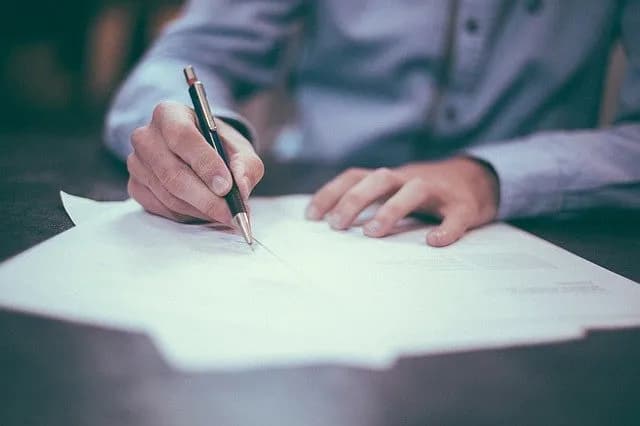 Jak napisać CV przykłady, które przyciągną uwagę pracodawców?