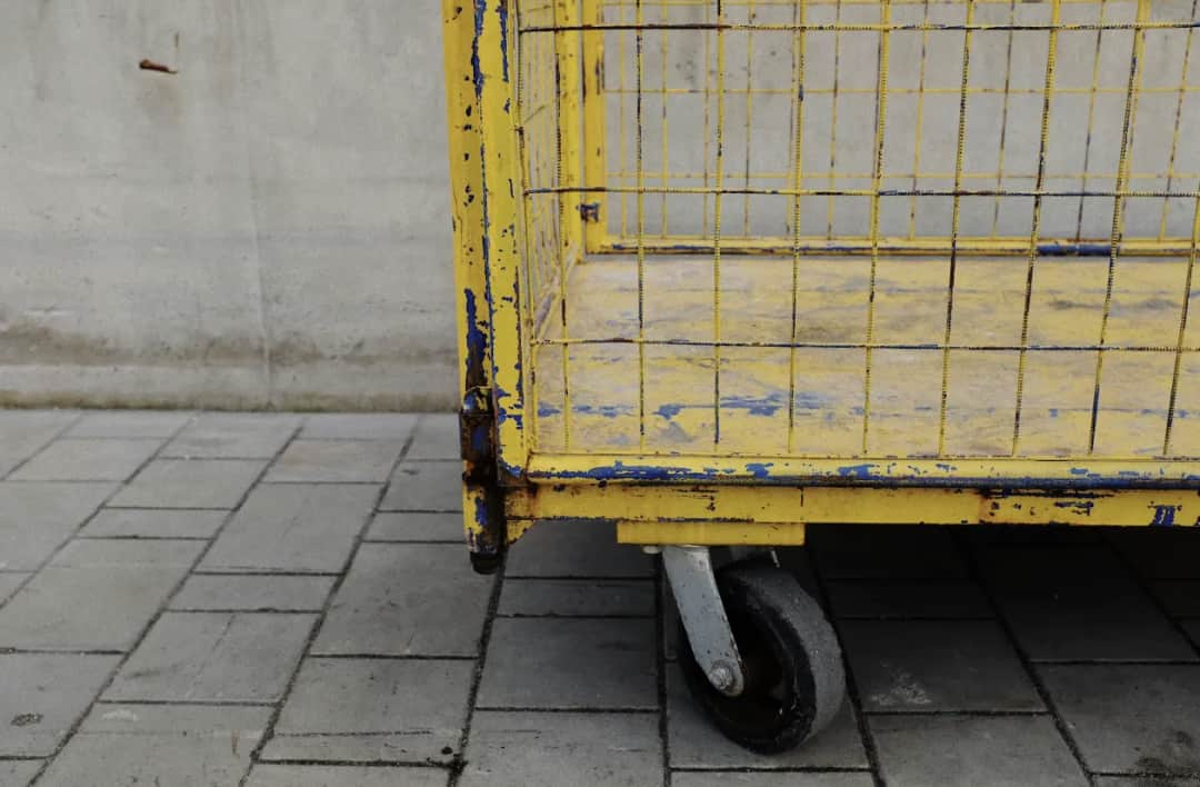 Jak rozpoznać zużyte kółka do wózka transportowego i kiedy wymienić cały komplet, żeby nie przepłacić?