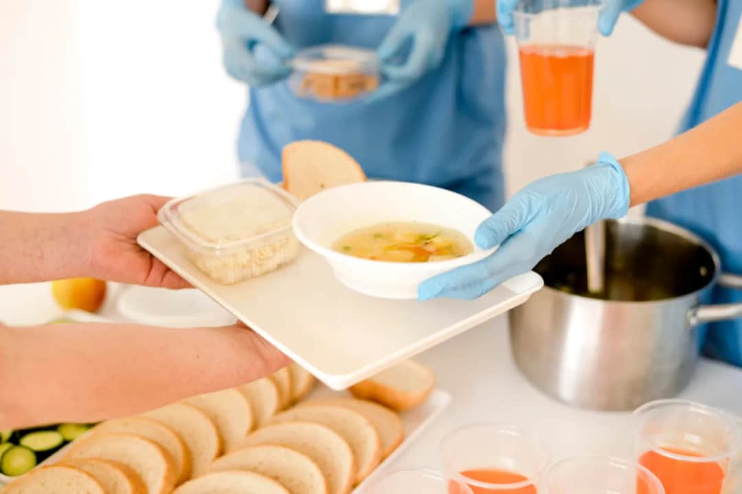 Praca w branży spożywczej i gastronomii – dlaczego książeczka sanepidowska jest tak ważna?